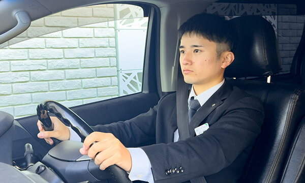 寝台車で送迎に向かう男性のイメージ