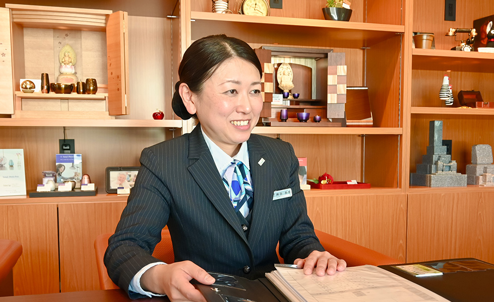 さぎの宮店の葬儀式場外観と祭壇