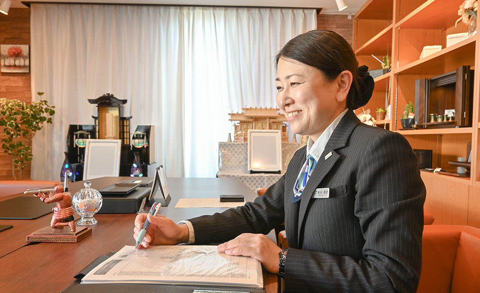 さぎの宮店の葬儀式場外観と祭壇